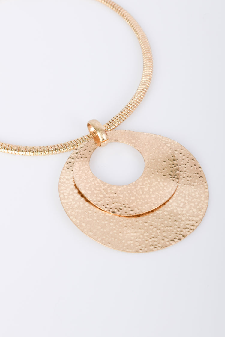 Collana rigida con pendente a cerchio