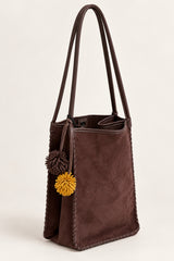 Borsa a spalla marrone con charm decorativi