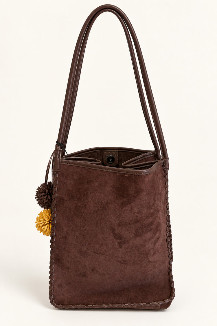 Borsa a spalla marrone con charm decorativi