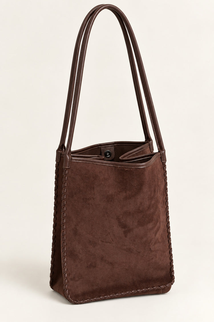 Borsa a spalla marrone con charm decorativi