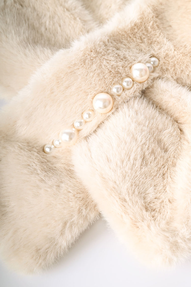 Sciarpa in faux fur con perle