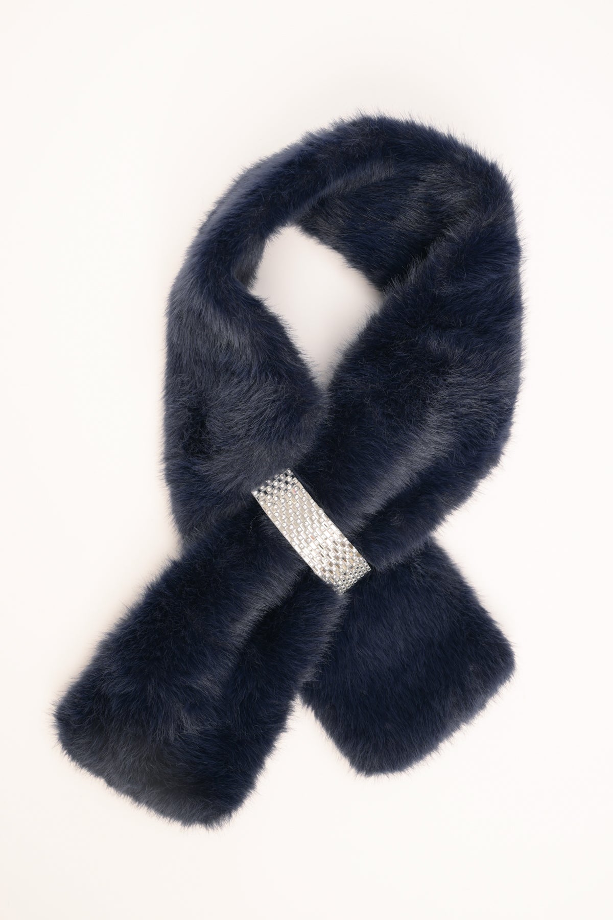 Collo peloso con fibbia di strass blu
