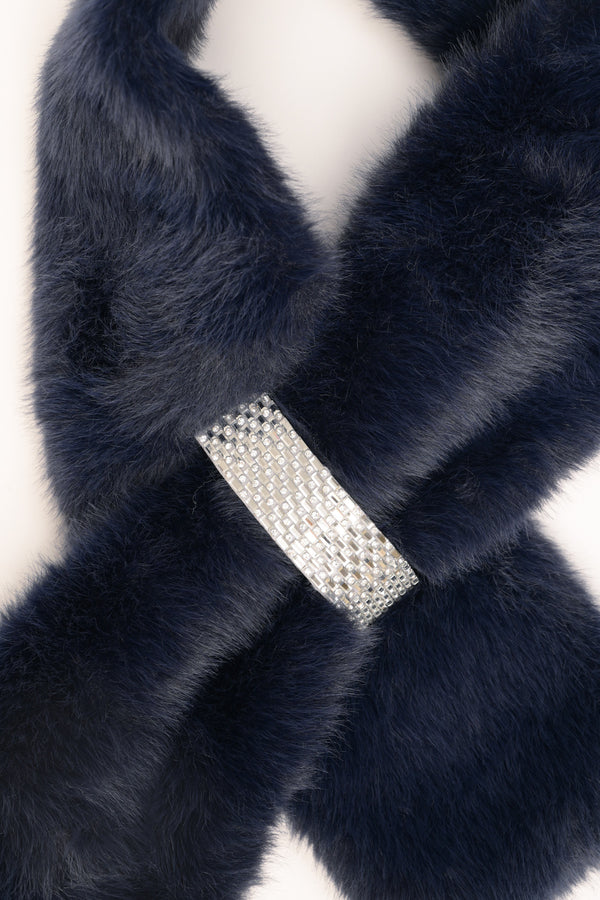 Collo peloso con fibbia di strass blu