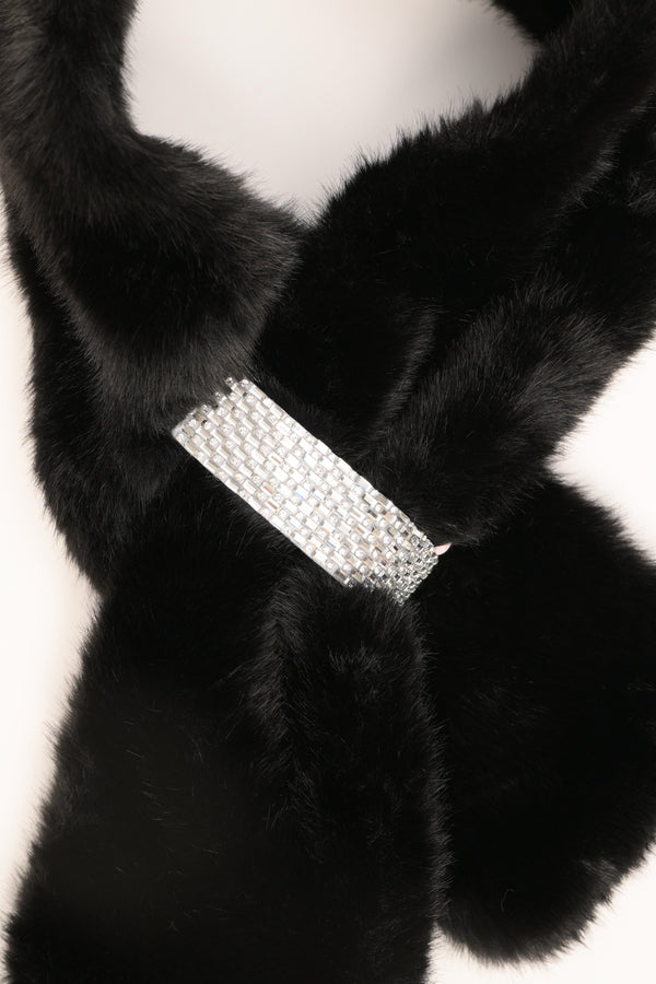 Collo peloso con fibbia di strass nero
