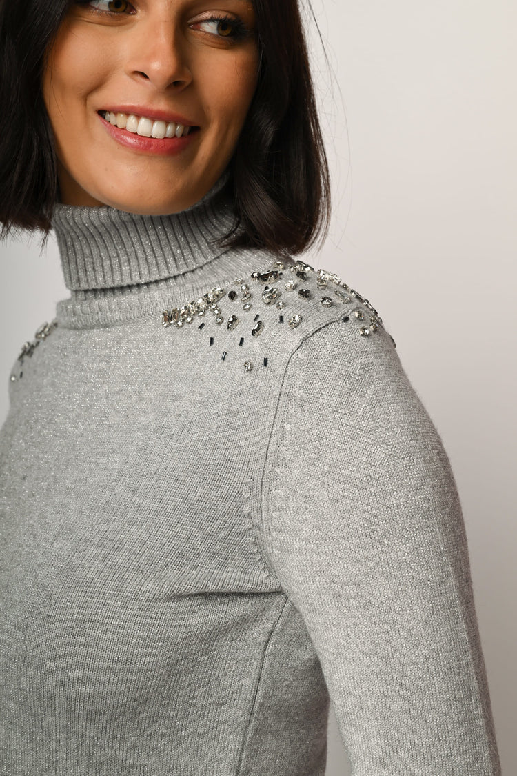 Dolcevita con strass sulle spalle