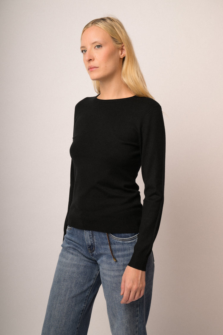 Pull basic con scollo tondo nero