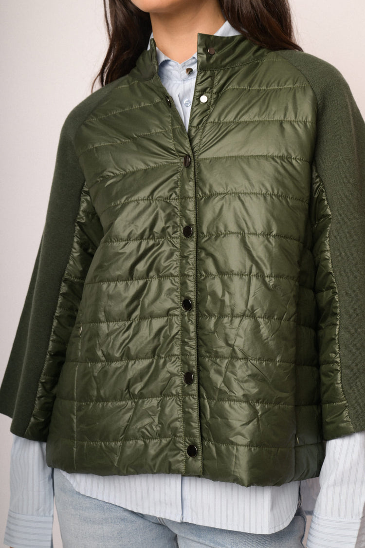 Giacca bimateriale in nylon e maglia verde oliva