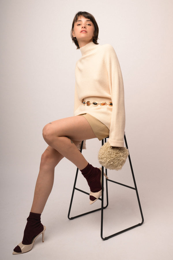 Lupetto beige con maniche svasate e risvolto