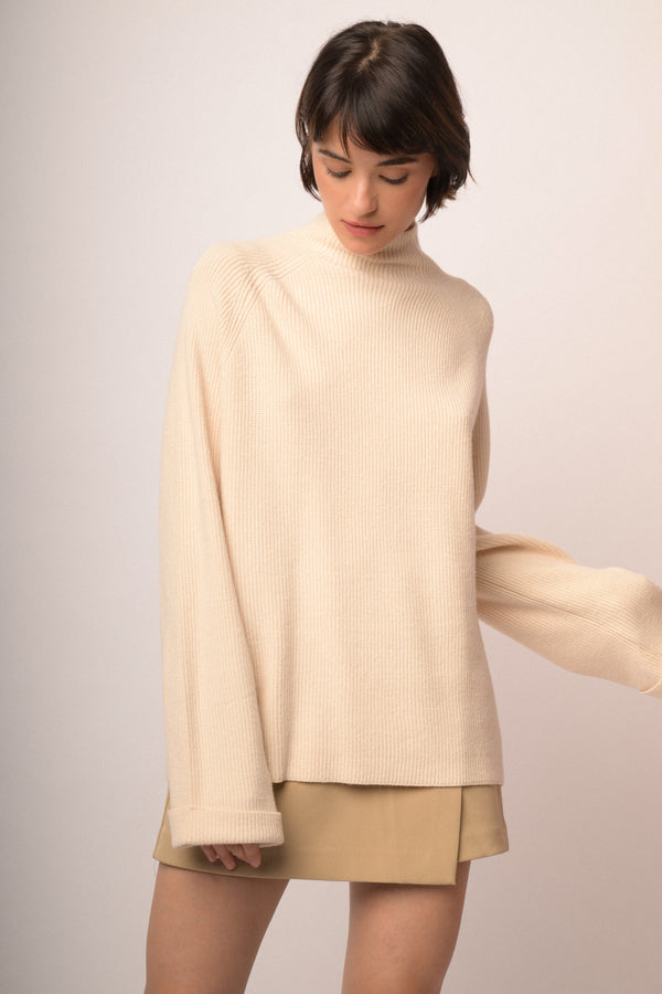 Lupetto beige con maniche svasate e risvolto