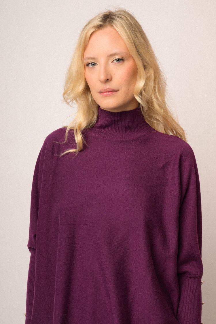 Lupetto in maglia viola con bottoni gioiello