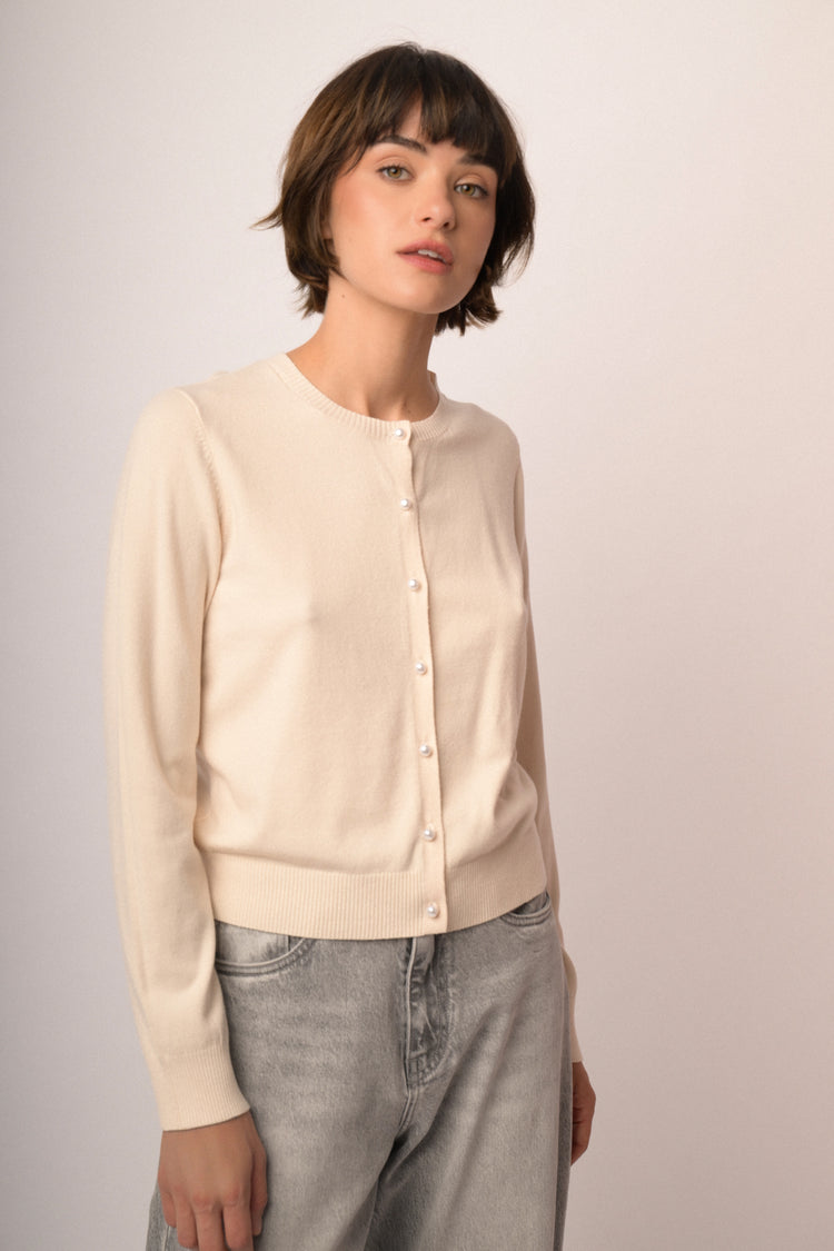 Cardigan in maglia beige con bottoni a perla