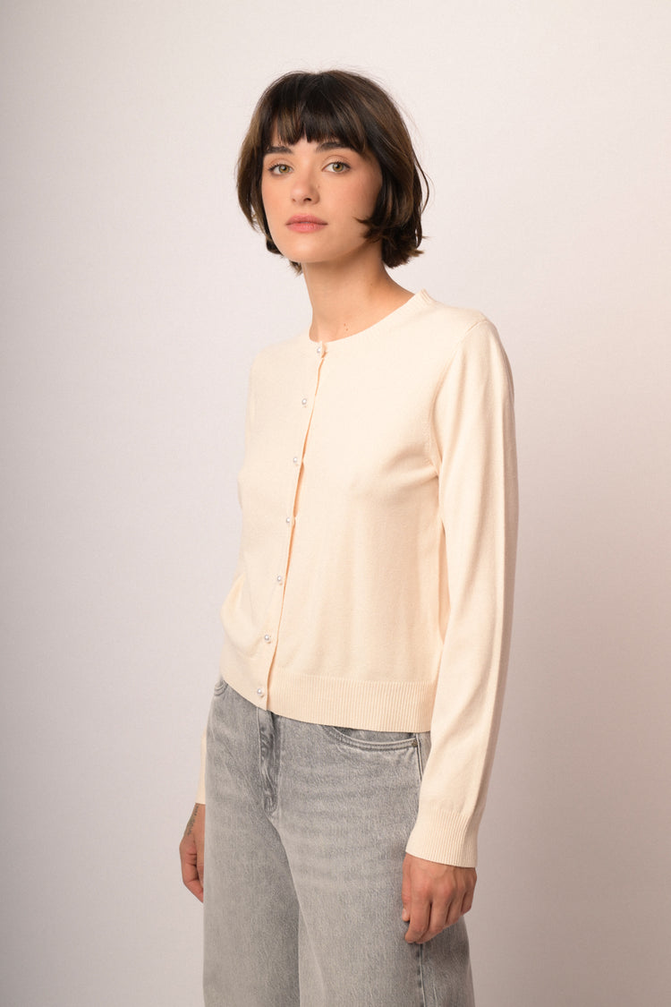 Cardigan in maglia beige con bottoni a perla