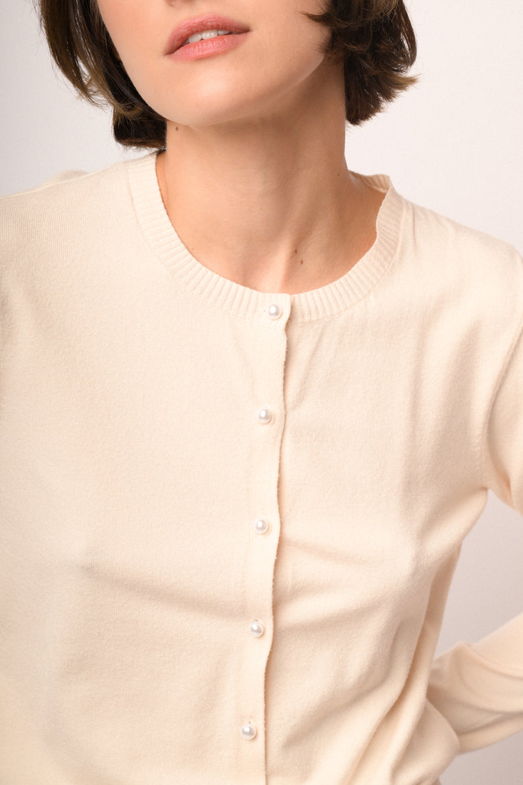 Cardigan in maglia beige con bottoni a perla