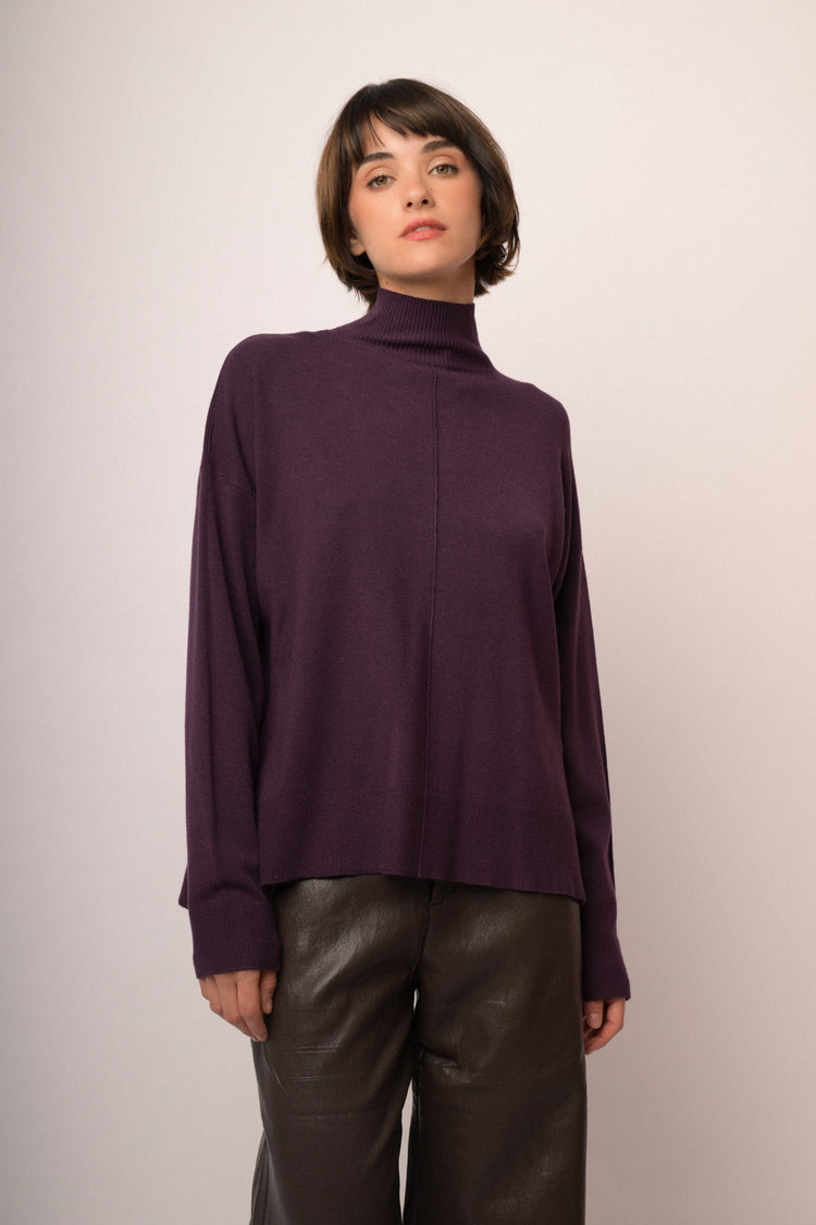 Maglia viola a lupetto con cucitura centrale