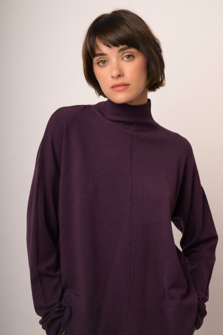 Maglia viola a lupetto con cucitura centrale