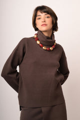 Maglia marrone a collo alto con maniche ampie