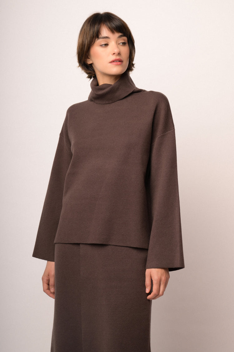 Maglia marrone a collo alto con maniche ampie