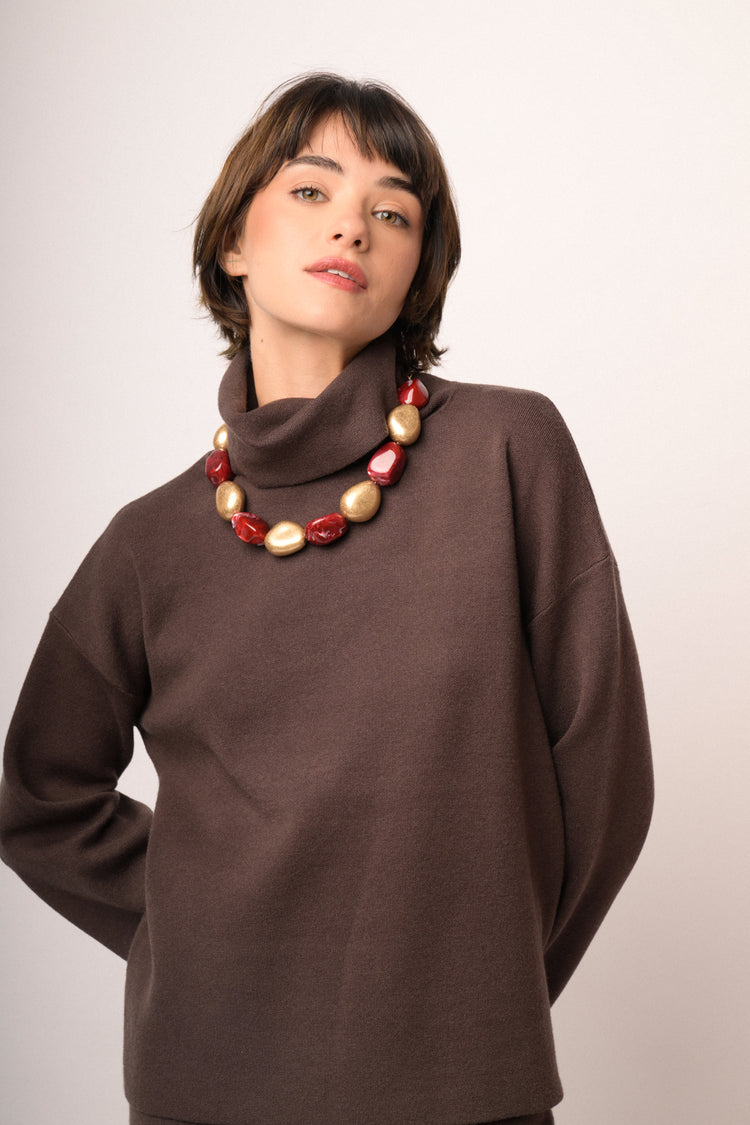 Maglia marrone a collo alto con maniche ampie