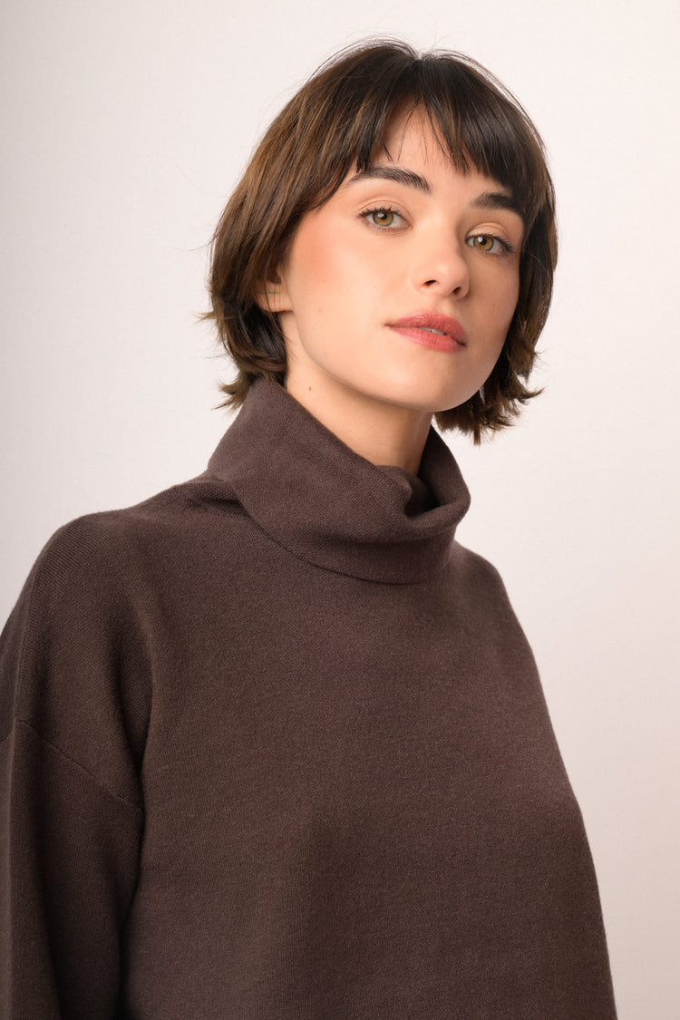 Maglia marrone a collo alto con maniche ampie