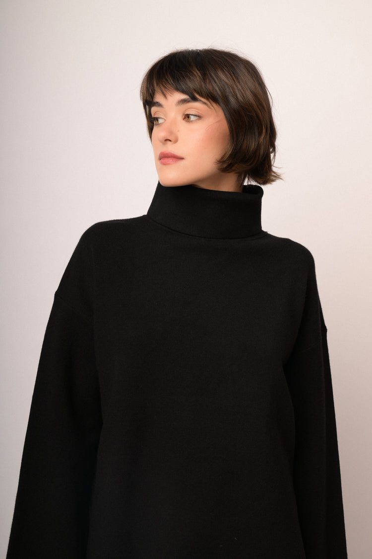 Maglia nera a collo alto con maniche ampie