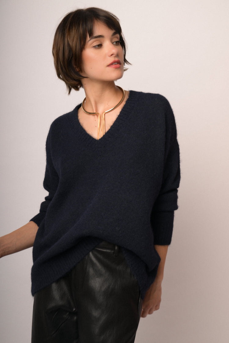 Maglia oversize blu con scollo a V