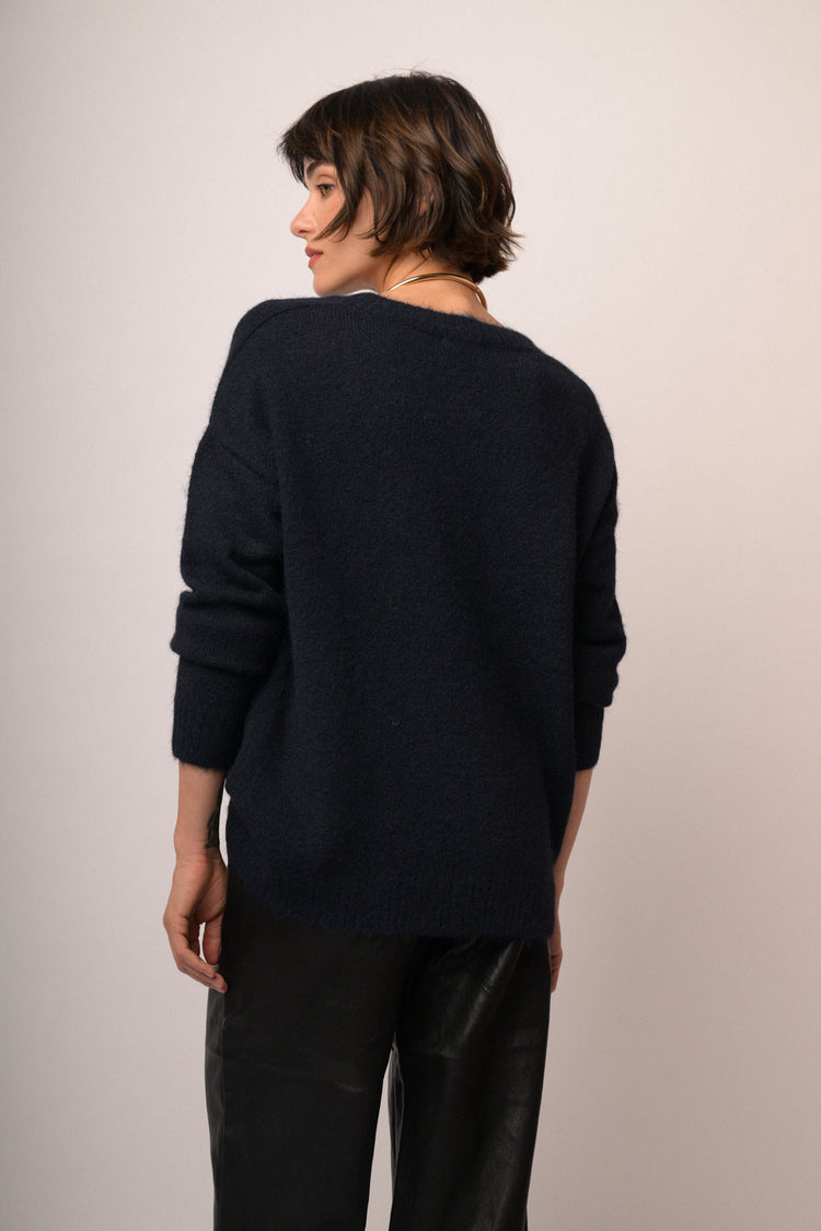 Maglia oversize blu con scollo a V