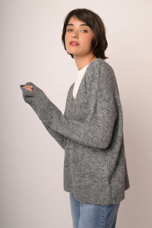 Maglia oversize grigia con scollo a V