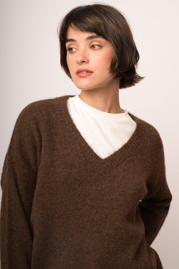 Maglia oversize marrone con scollo a V