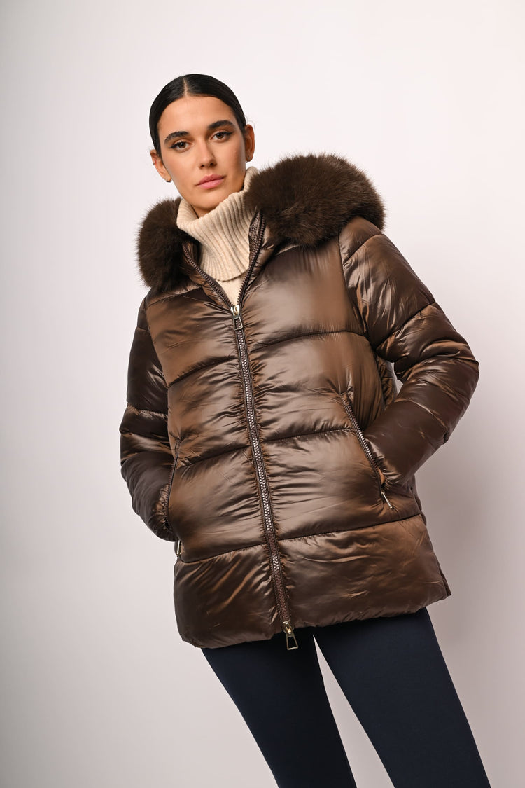 Piumino con cappuccio in faux fur