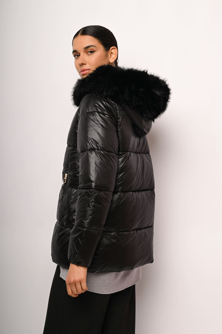 Piumino con cappuccio in faux fur