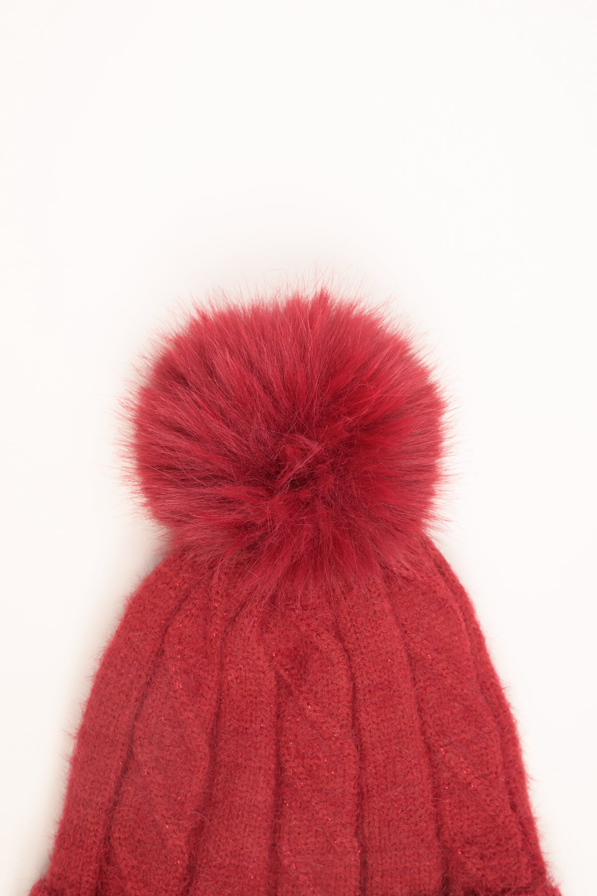 Cappello con trecce e pon pon bordeaux