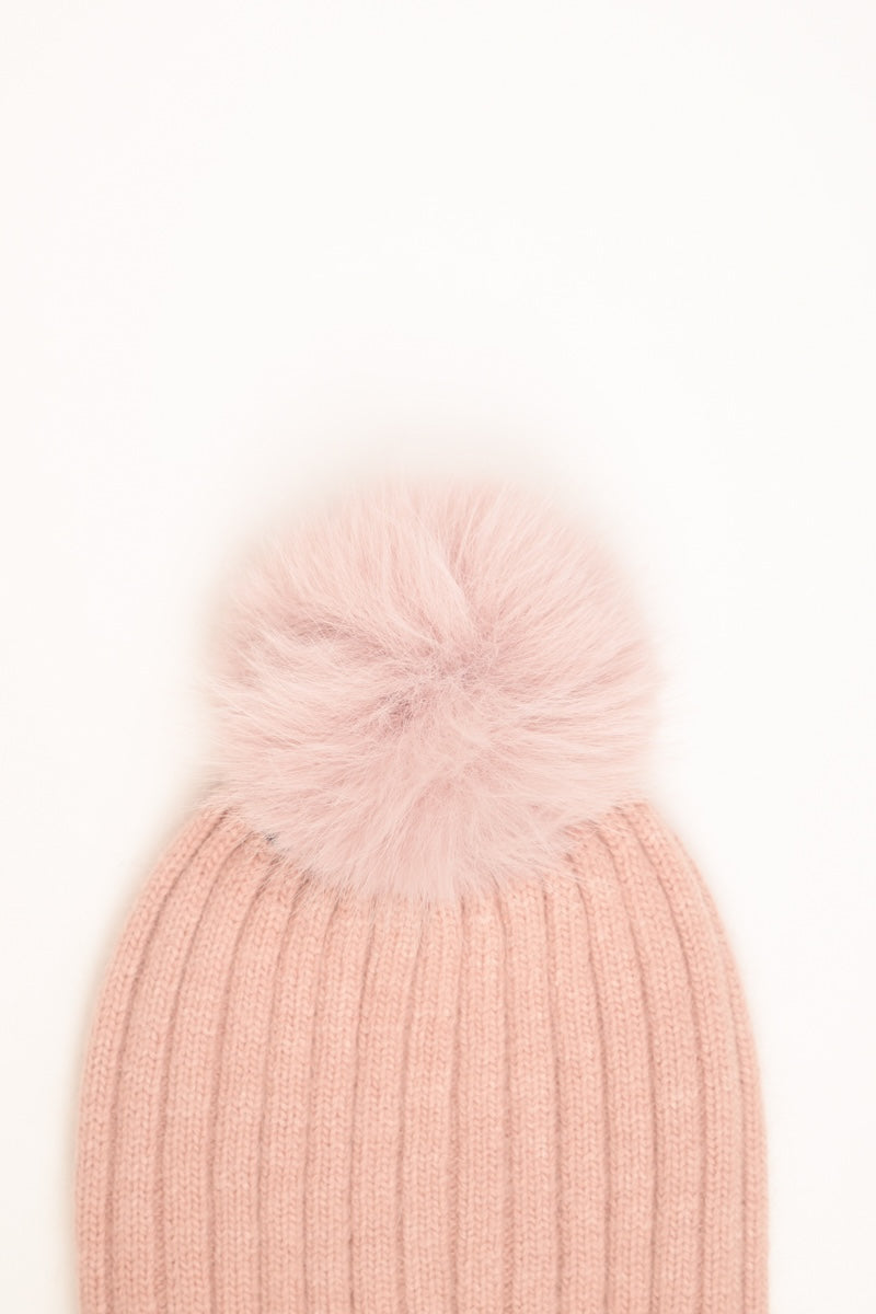 Cappello a coste con pon pon rosa