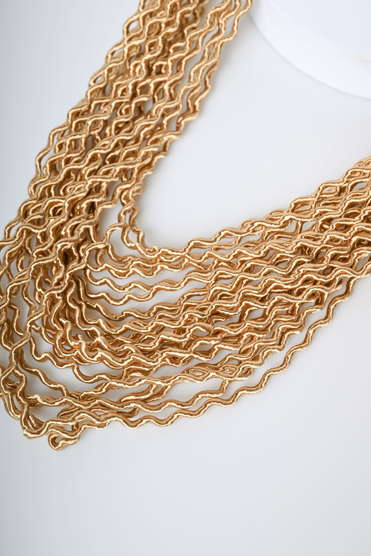 Collana con fili ondulati