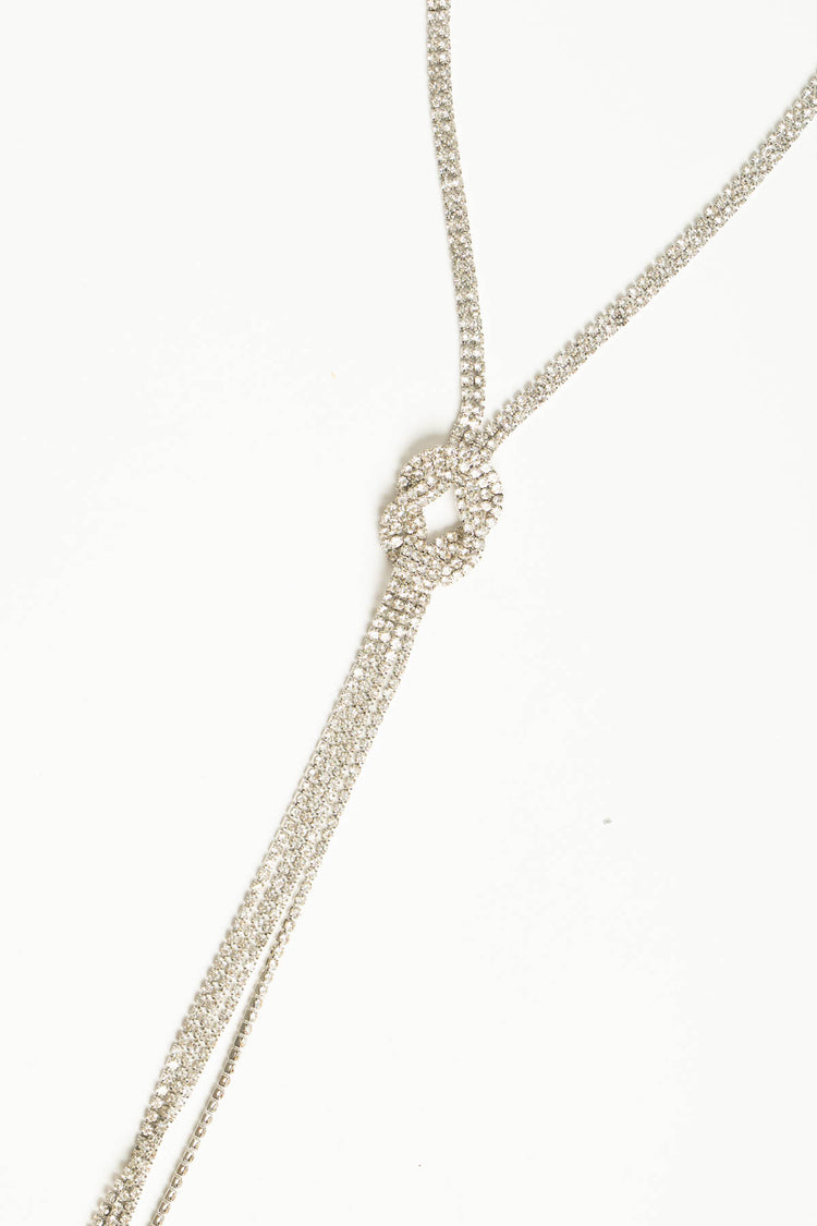 Collana lunga argento con nodo geometrico e strass