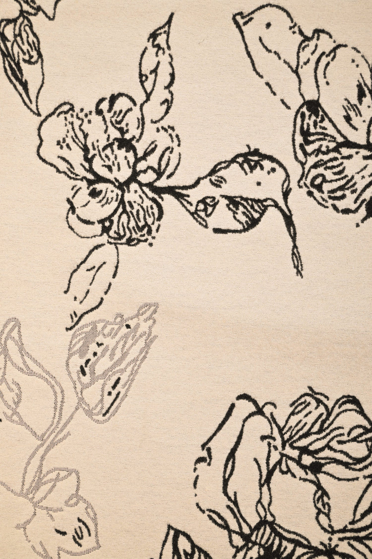 Sciarpa beige con fiori neri e frange