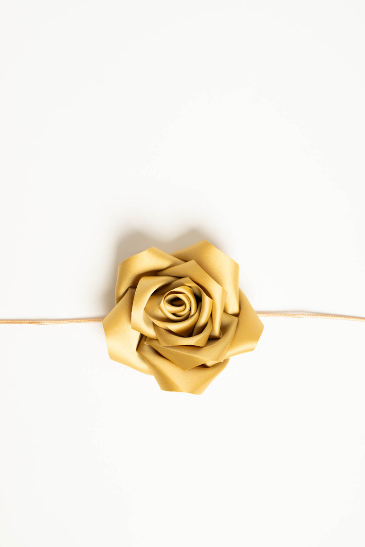 Collana con cordino e rosa 3D gialla