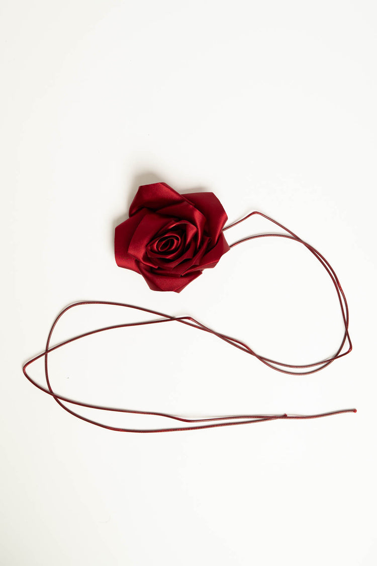 Collana con cordino e rosa 3D rossa