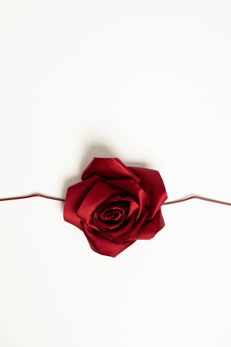 Collana con cordino e rosa 3D rossa