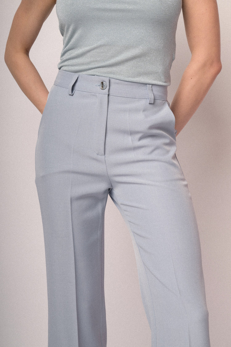 Pantaloni basic a gamba svasata