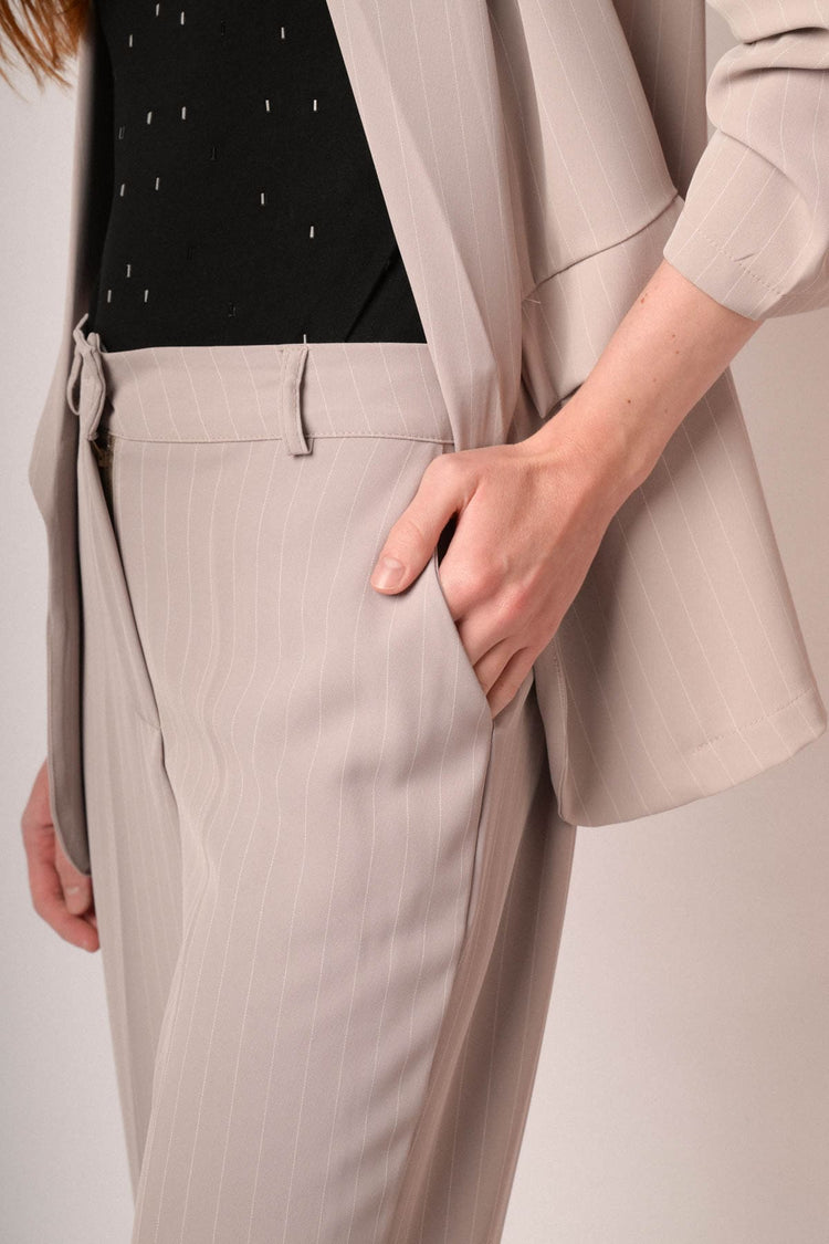Pantaloni gessati beige a gamba svasata