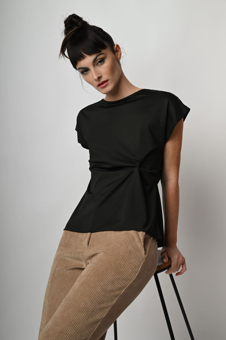 Top con drappeggio laterale