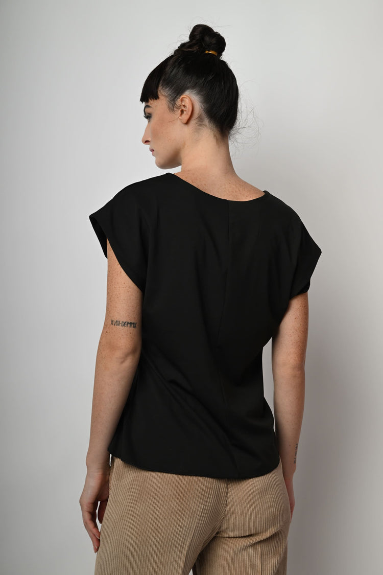 Top con drappeggio laterale