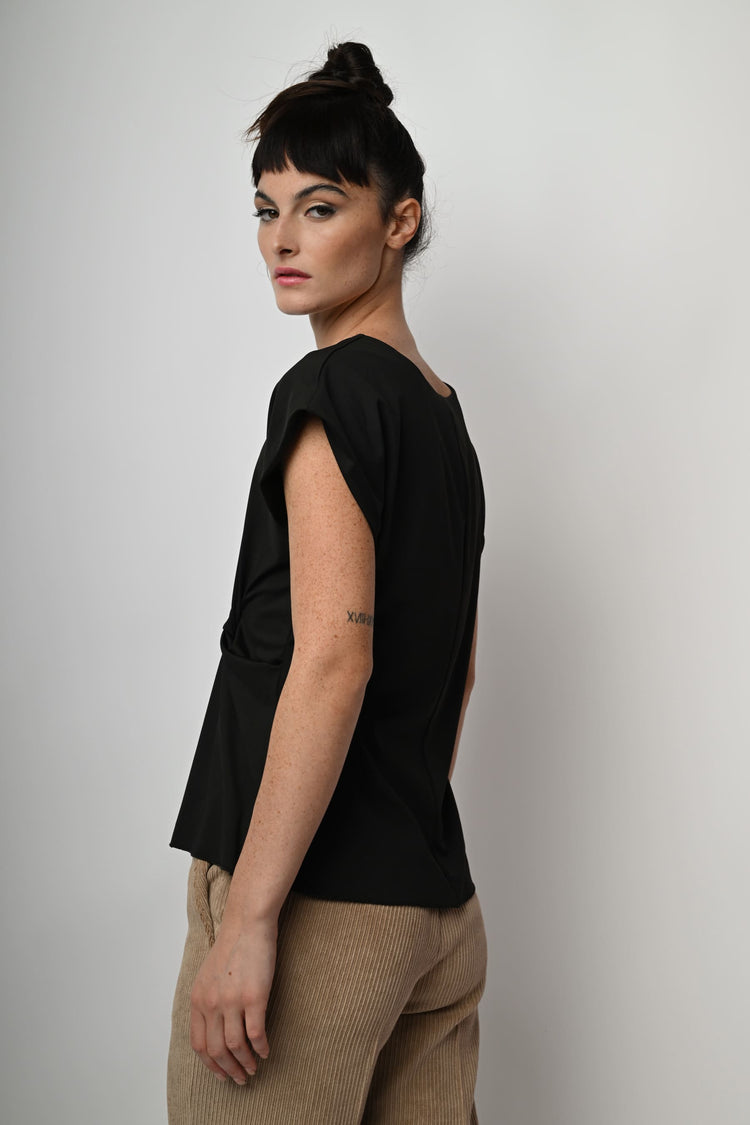 Top con drappeggio laterale