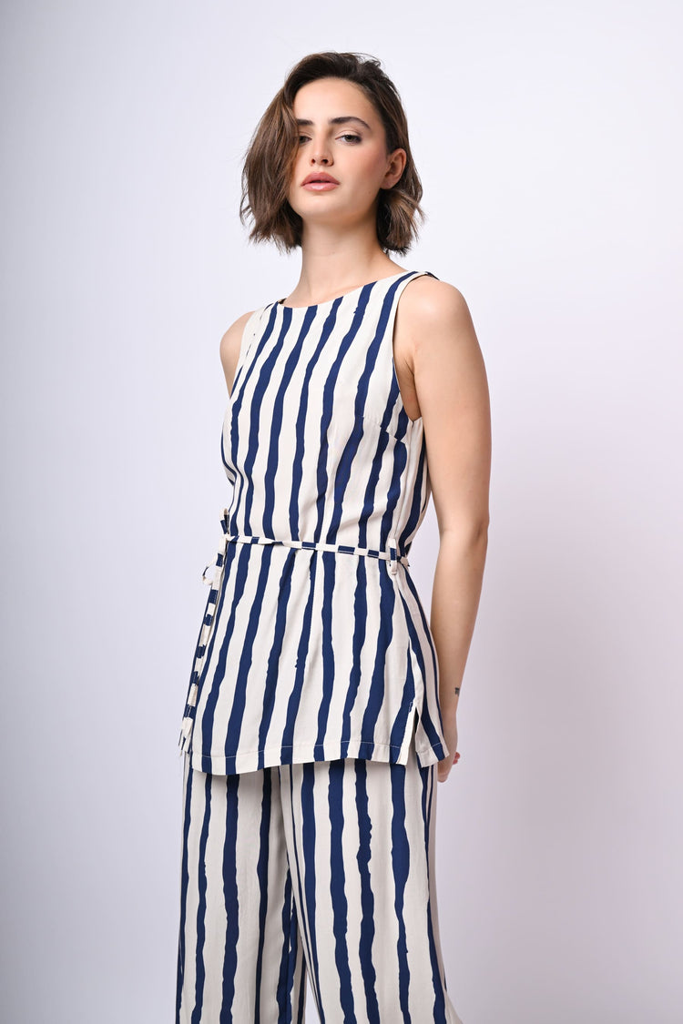 Top a righe con cintura